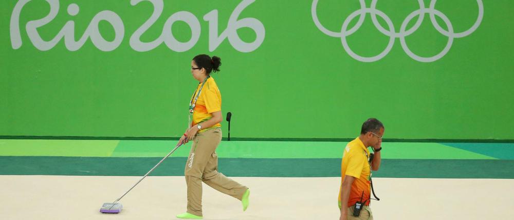 Olympia - Kulisse für den Wettkampf. Was strahlen soll, muss gepflegt und geputzt werden - hier die Boden für die Gymnastik der Herren.