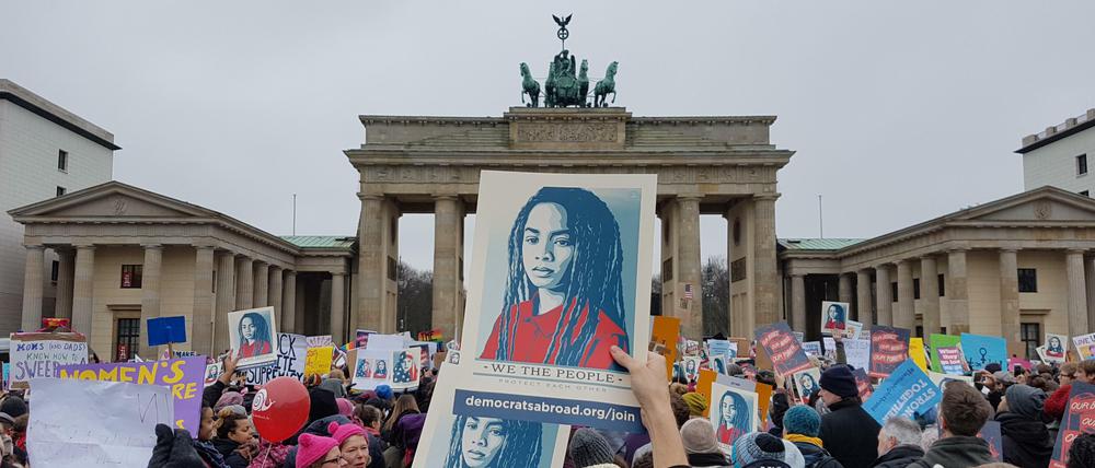 Nicht nur Frauen demonstrierten am Samstag gegen Donald Trump vor dem Brandenburger Tor. "Democrats Abroad" war sehr präsent und verteilte Pappschilder.