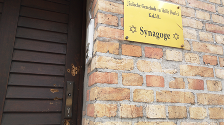 An der Schwelle zu Halles Synagoge. Die Tür hielt den Schüssen stand.