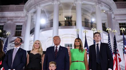 Wie eine MAGA-Rallye inszenierte US-Präsident Donald Trump (hier mit seiner Familie) den letzten Abend seines Nominierungsparteitags - im Garten des Weißen Hauses.
