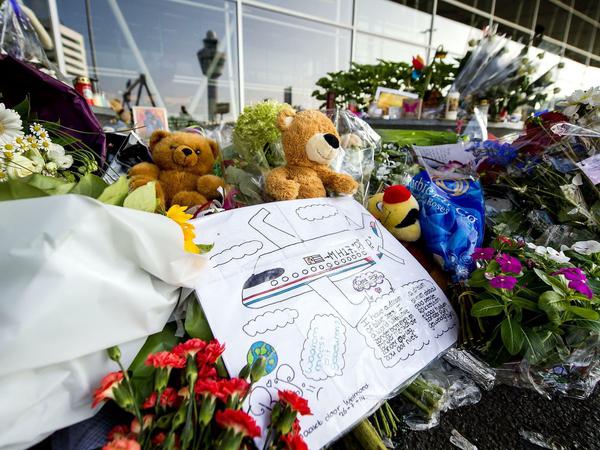 Blumen für die Opfer des MH17-Abschusses am Amsterdamer Flughafen.