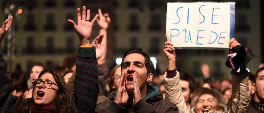 Anhänger der Protestpartei Podemos feiern den Wahlausgang in Spanien. Podemos kam noch vor den Sozialisten auf den zweiten Platz.