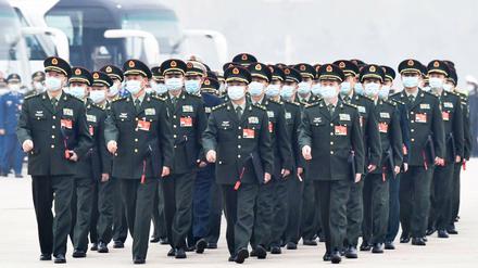 Unter den rund 3000 Abgeordneten beim Volkskongress sind auch zahlreiche Militärs. 