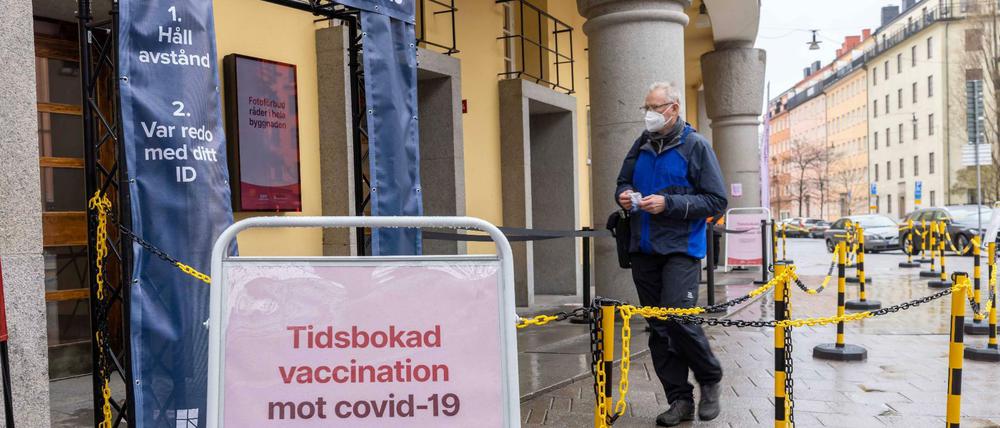 Ein Mann betritt Anfang Mai ein Impfzentrum in Stockholm.