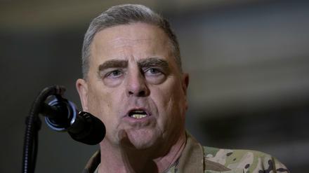 General Mark Milley spricht während des Besuchs von Ex-US-Präsident Trump auf der Bagram Air Base nördlich von Kabul zu Thanksgiving 2019 zu den Mitgliedern des Militärs.