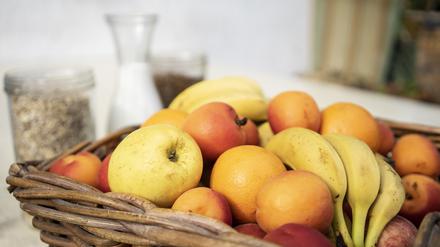 Zum Themendienst-Bericht von Elena Zelle vom 5. August 2020: Ernährungsmediziner empfehlen 500 Gramm Obst und Gemüse am Tag. Damit könne man gleich zum Frühstück anfangen - am besten mit Äpfeln und Beeren.