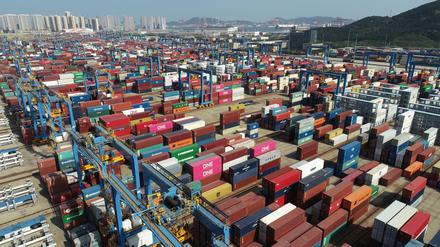 Viele Container stehen im Gebiet Qingdao der Freihandelszone Shandong.