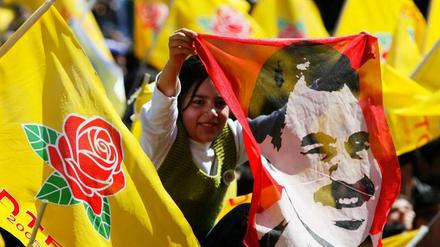 In der türkischen Kurdenmetropole Diyarbakir fordern Demonstranten immer wieder die Freilassung des inhaftierten PKK-Gründers Abdullah Öcalan.