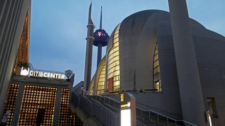 Die Ditib Moschee in Köln-Ehrenfeld ist am Morgen beleuchtet, dahinter ist der Kölner Fernsehturm (M) zu sehen. Am Mittwoch (03.03.2021) beraten Bund und Länder über ihr weiteres Vorgehen in der Corona-Krise. +++ dpa-Bildfunk +++