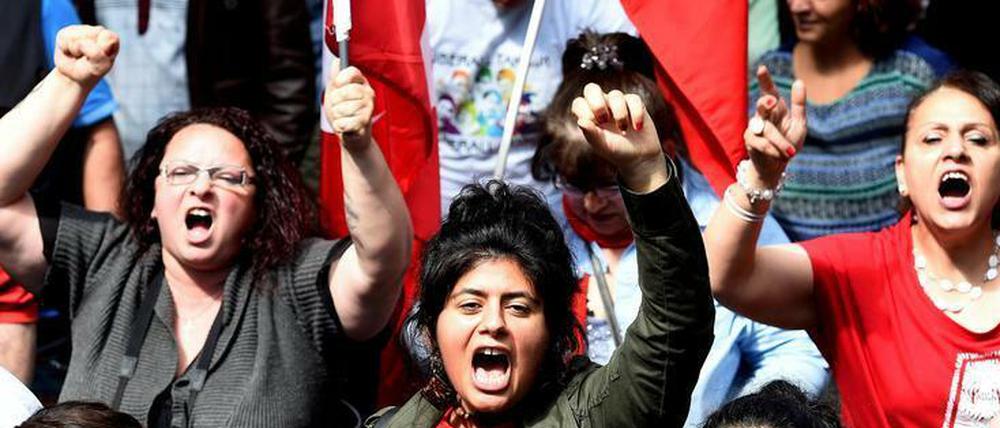 Alevitinnen protestieren 2014 gegen Erdogan in Köln. Bis zu 500.000 Aleviten leben in Deutschland.