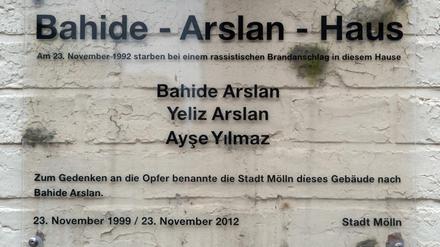 Das ausgebrannte Wohnhaus der Arslans wurde renoviert und trägt inzwischen den Namen der Großmutter der ermordeten Mädchen Yeliz und Ayse. Auch Bahide Arslan starb 1992 in den Flammen.