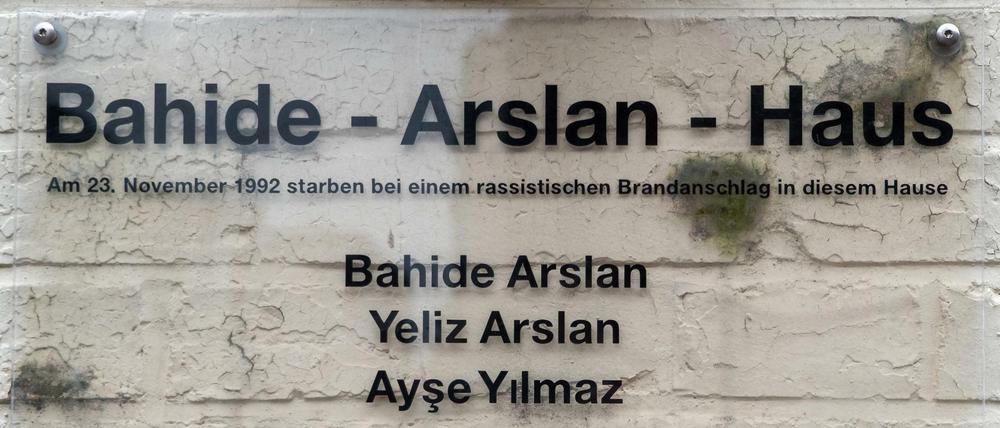 Das ausgebrannte Wohnhaus der Arslans wurde renoviert und trägt inzwischen den Namen der Großmutter der ermordeten Mädchen Yeliz und Ayse. Auch Bahide Arslan starb 1992 in den Flammen.