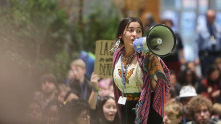 Eine Aktivistin der Bewegung Fridays for Future spricht während einer Sitzblockade in Madrid.