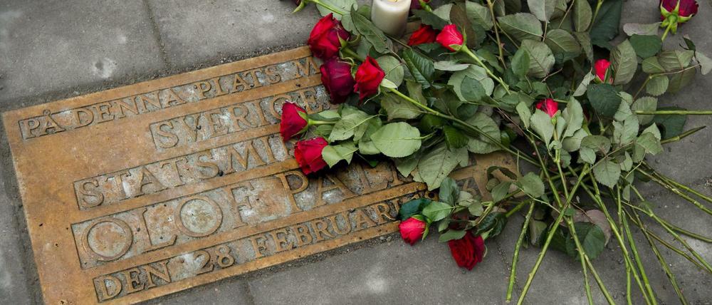 Eine Gedenktafel am Tatort in Stockholm erinnert an den Mord an dem schwedischen Premierminister Olof Palme. 