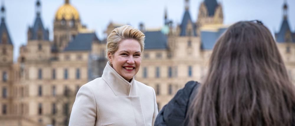 Mecklenburg-Vorpommerns Ministerpräsidentin Manuela Schwesig (SPD) vor dem Schweriner Schloss (am 1. Februar 2022) 