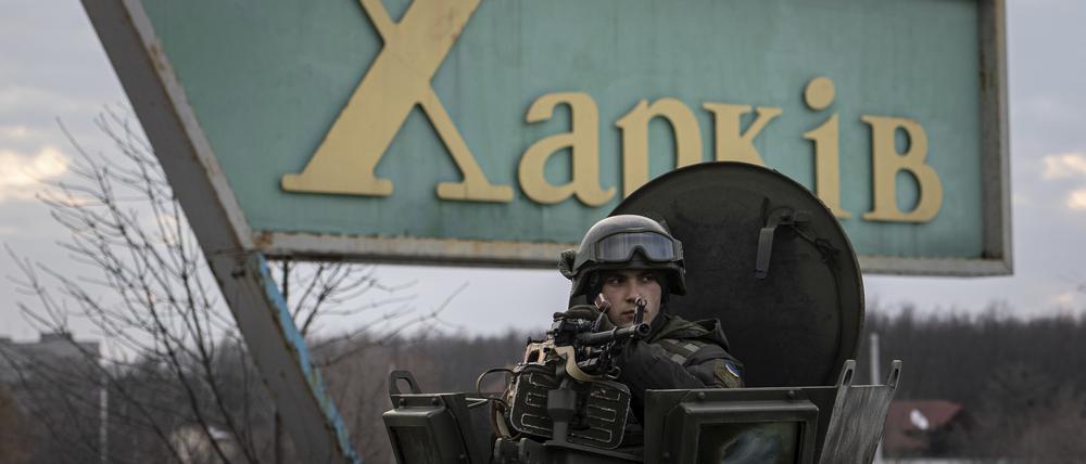 Ein Soldat der ukrainischen Nationalgarde bewacht den mobilen Kontrollpunkt zusammen mit Agenten des ukrainischen Sicherheitsdienstes und Polizeibeamten während einer gemeinsamen Operation in Charkiw. Russland hat Befürchtungen des Westens vor einem bevorstehenden Einmarsch Moskaus in die Ukraine erneut zurückgewiesen. 