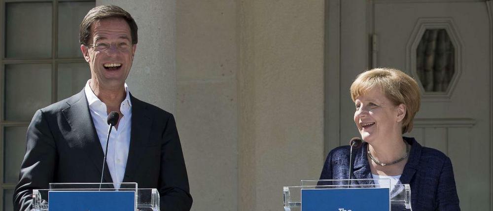 Der niederländische Regierungschef Mark Rutte (l.) gehört zu der Gruppe der „sparsamen Vier“, die als Hardliner die wollen, dass der nächste Sieben-Jahres-Haushalt nicht mehr als 1,0 Prozent der Wirtschaftsleistung der EU umfasst. Angel Merkel steht bislang an seiner Seite. 