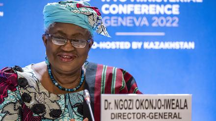 Ngozi Okonjo-Iweala, Generaldirektorin der Welthandelsorganisation (WTO), spricht bei einer Pressekonferenz nach Abschluss der 12. Ministerkonferenz (MC12) am Sitz der Welthandelsorganisation (WTO) in Genf.