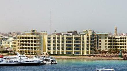 Blick auf am Roten Meer gelegene Hotelanlagen in dem ägyptischen Bade- und Taucherort Hurghada. 