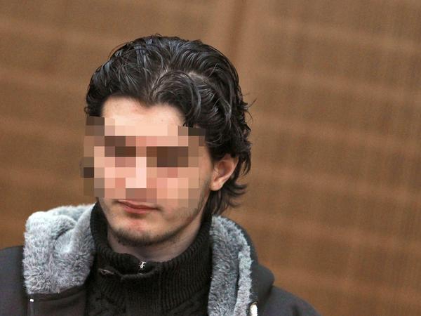 Der kosovare Arid Uka hat 2011 zwei amerikanische Soldaten am Frankfurter Flughafen erschossen. Er wurde zu einer lebenslangen Haft verurteilt und gilt als Beispiel dafür, wie schwer sogenannte einsame Wölfe, die sich ganz privat radikalisieren, zu erkennen und an möglichen Gewalttaten zu hindern sind. 