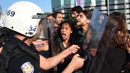 Nach Auseinandersetzungen in der Türkei zwischen Polizei und Demonstranten sind elf Menschen festgenommen worden. 