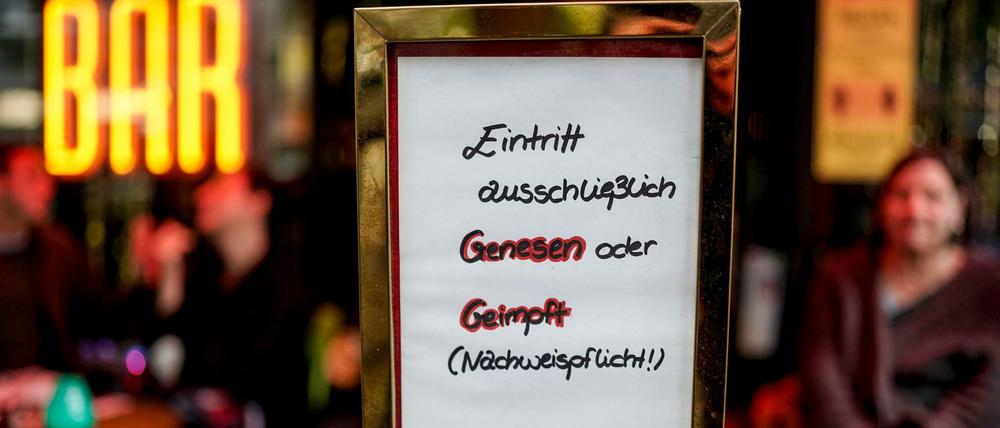 Eine Bar im Hamburger Stadtteil St. Georg wiest auf die neue 2G-Regel hin, nach der nur noch Geimpfte oder Genesene die Räume betreten dürfen.