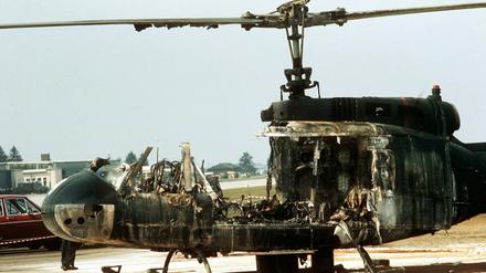 Der ausgebrannte Hubschrauber auf dem Flughafen Fürstenfeldbruck, in dem einige der israelischen Geiseln getötet wurden.