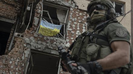 Ein ukrainischer Soldat steht vor einem zerstörten Gebäude in der Stadt Irpin nahe Kiew. 