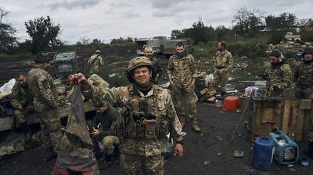 Ein ukrainischer Soldat hält in der Region Charkiw eine verschmutzte russische Flagge hoch. 