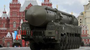 Eine moderne strategische russische Atomrakete vom Typ Topol-M (Nato-Code: SS-27 Sickle B) fährt im Mai 2011 bei der Militärparade zum Tag des Sieges über den Roten Platz in Moskau. 