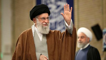 Der oberste iranische Führer Ajatollah Ali Chamenei (l.) und Präsident Hassan Ruhani machen das Ausland für die Unruhen verantwortlich.