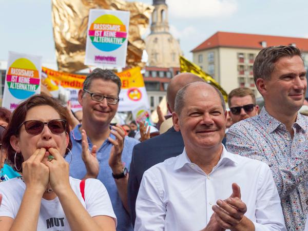 Unter den Demonstranten in Dresden war auch SPD-Prominez. Im Foto von links: Thorsten Schäfer-Gümbel, stellvertretender SPD Parteivorsitzender im Bund und Bundesfinanzminister Olaf Scholz (SPD) und Martin Dulig (SPD), stellvertretender Ministerpräsident von Sachsen.