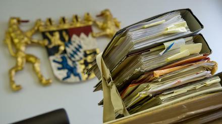 Akten im Verhandlungssaal im Oberlandesgericht in München.
