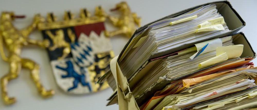Akten im Verhandlungssaal im Oberlandesgericht in München.