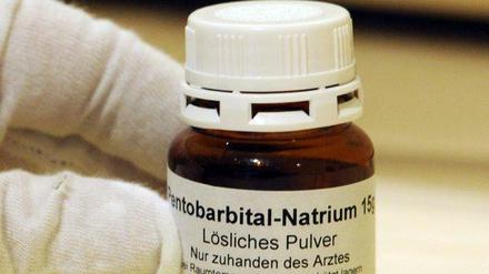 Ein Fläschchen Natrium-Pentobarbital. Das Medikament ist ein Betäubungsmittel, die Abgabe ist strikt reglementiert.