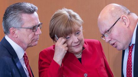 Der damalige Bundesinnenminister de Maiziere, Bundeskanzlerin Merkel und der damalige Kanzleramtsminister Altmaier (CDU) 