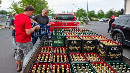Protest gegen Rechte: Ostritzer laden Bierkästen in der Nähe eines örtlichen Supermarktes auf einen Anhänger.