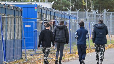  Flüchtlinge gehen über das Gelände der Zentralen Erstaufnahmeeinrichtung für Asylbewerber (ZABH) des Landes Brandenburg. 