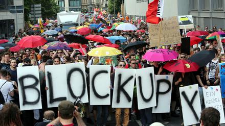 Banken- und Globalisierungskritiker protestieren in Frankfurt am Main