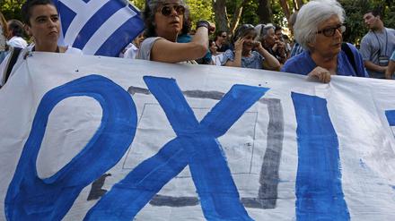 "Oxi" überall - hier demonstrieren Portugiesen in Lissabon für ein "Nein" der Griechen gegen die Sparpläne.