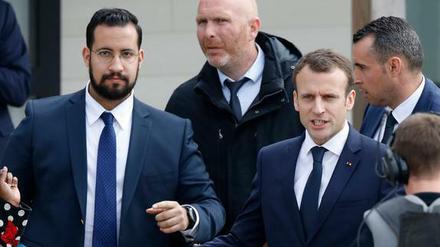 Emmanuel Macron zusammen mit seinem Ex-Sicherheitsmitarbeiter Alexandre Benalla (l).