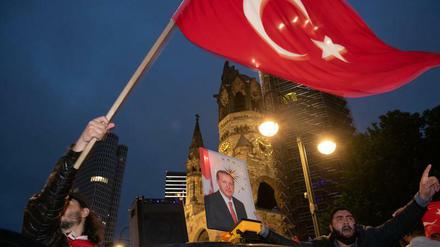 Erdogan-Anhänger feiern im Juni in Berlin das Ergebnis der vorgezogenen Präsidenten- und Parlamentswahlen in der Türkei.