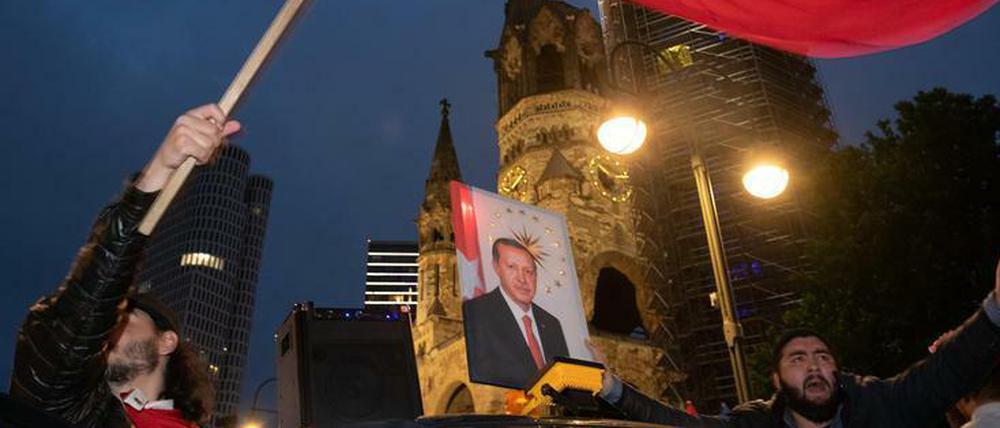 Erdogan-Anhänger feiern im Juni in Berlin das Ergebnis der vorgezogenen Präsidenten- und Parlamentswahlen in der Türkei.