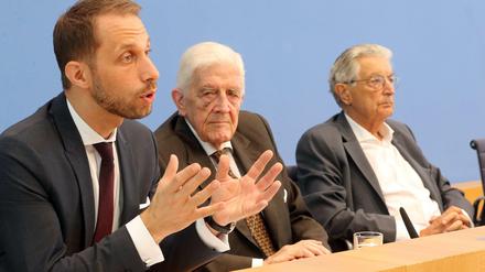 Kläger-Anwalt Nikolaos Gazeas mit den FDP-Politikern Burkhard Hirsch und Gerhart Baum (v.l.)