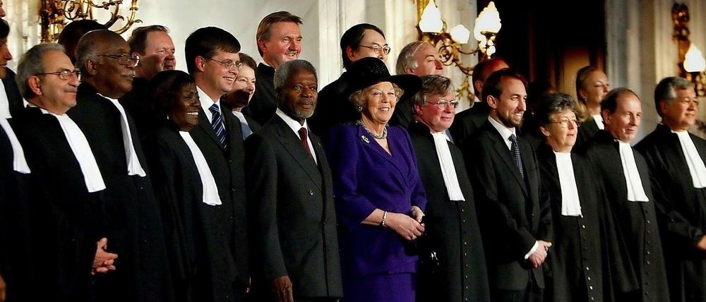 Jedem Anfang wohnt ein Zauber inne. Richter Hans-Peter Kaul (hinten mitte) strahlt am Eröffnungstag des Internationalen Strafgerichtshofs in Den Haag 2002. Mit ihm strahlen die damalige Königin Beatrix, die direkt vor ihm steht, und links von ihr der damalige Generalsekretär der Vereinten Nationen Kofi Annan. 