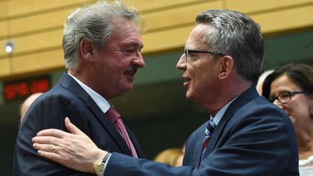 Innenminister Thomas de Maizière (rechts) und Luxemburgs Minister für Migrationsfragen, Jean Asselborn, am Dienstag in Brüssel. 