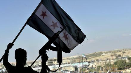 Aufständischer in Syrien. Die Fahne wird auch von der aus diversen Milizen zusammengesetzten "Freien Syrischen Armee" genutzt.