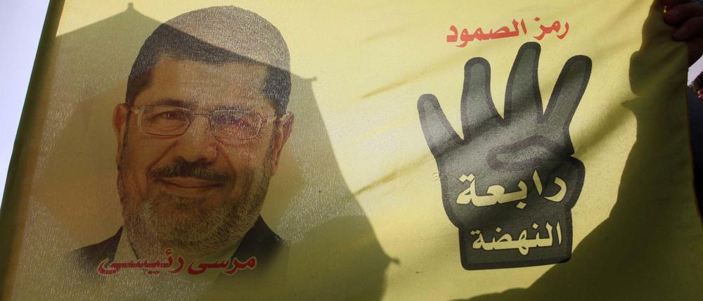 Eine Flagge mit dem Konterfei des 2013 gestürzten ägyptischen Präsidenten Mohammed Mursi.