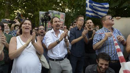 Die linke Protestbewegung Podemos mit ihrem Chef Pablo Iglesias (2.v.l.) unterstützt Griechenlands Kurs. 