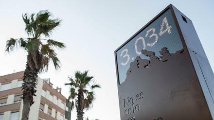 An einem Strand in Barcelona wird die Zahl der ertrunkenen Flüchtlinge angezeigt. 